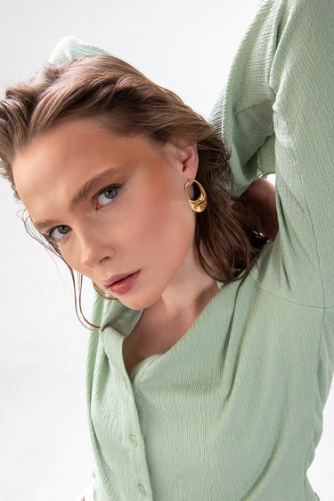 BEAMISH Hoops. Oval-shaped disc earrings in high gloss finish, 18K gold vermeil, handmade, hypoallergenic, water-resistant